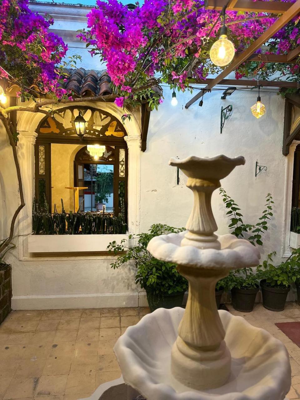Hostal Velvet Plaza Santa Ana Zewnętrze zdjęcie